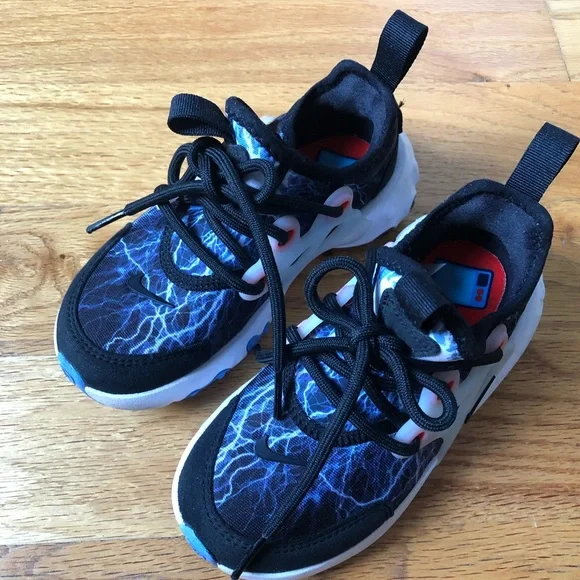 Perfect condition Nike kids sneakers - Picture 6 of 8